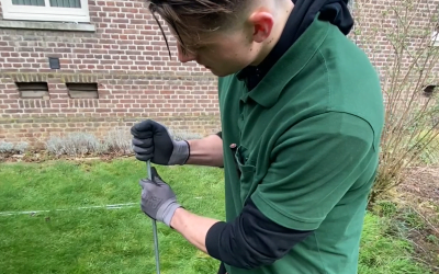 Een aardpen slaan